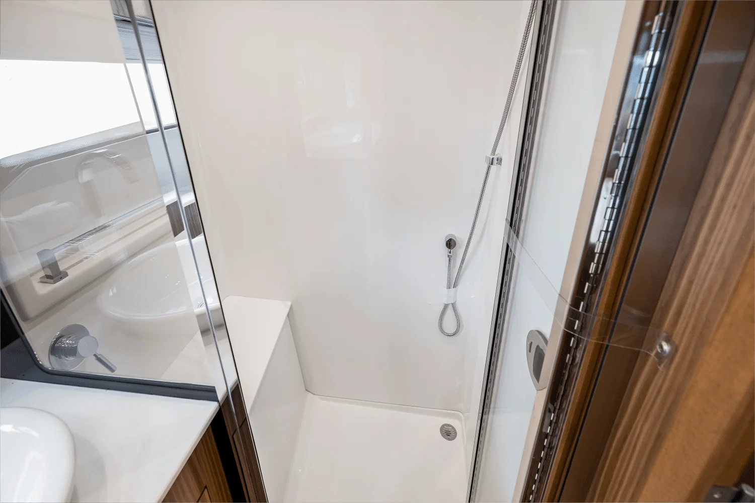 2025 Cruisers Yachts 50 GLS Outboard Image Thumbnail #45