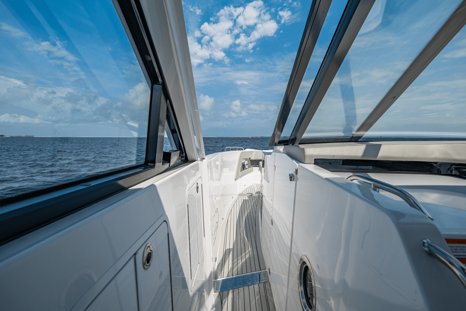 2025 Cruisers Yachts 50 GLS Outboard Image Thumbnail #53