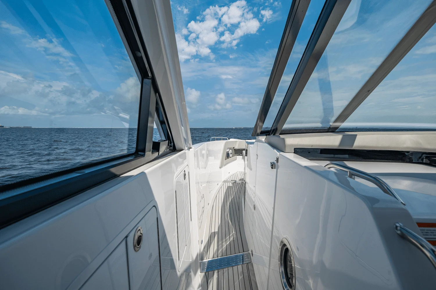 2025 Cruisers Yachts 50 GLS Outboard Image Thumbnail #53