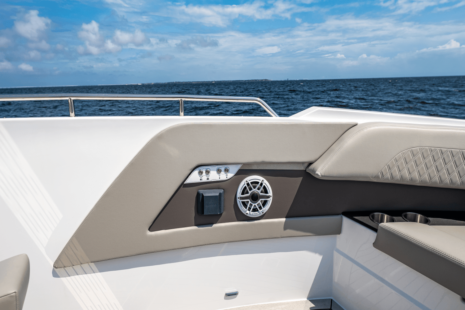 2025 Cruisers Yachts 50 GLS Outboard Image Thumbnail #59