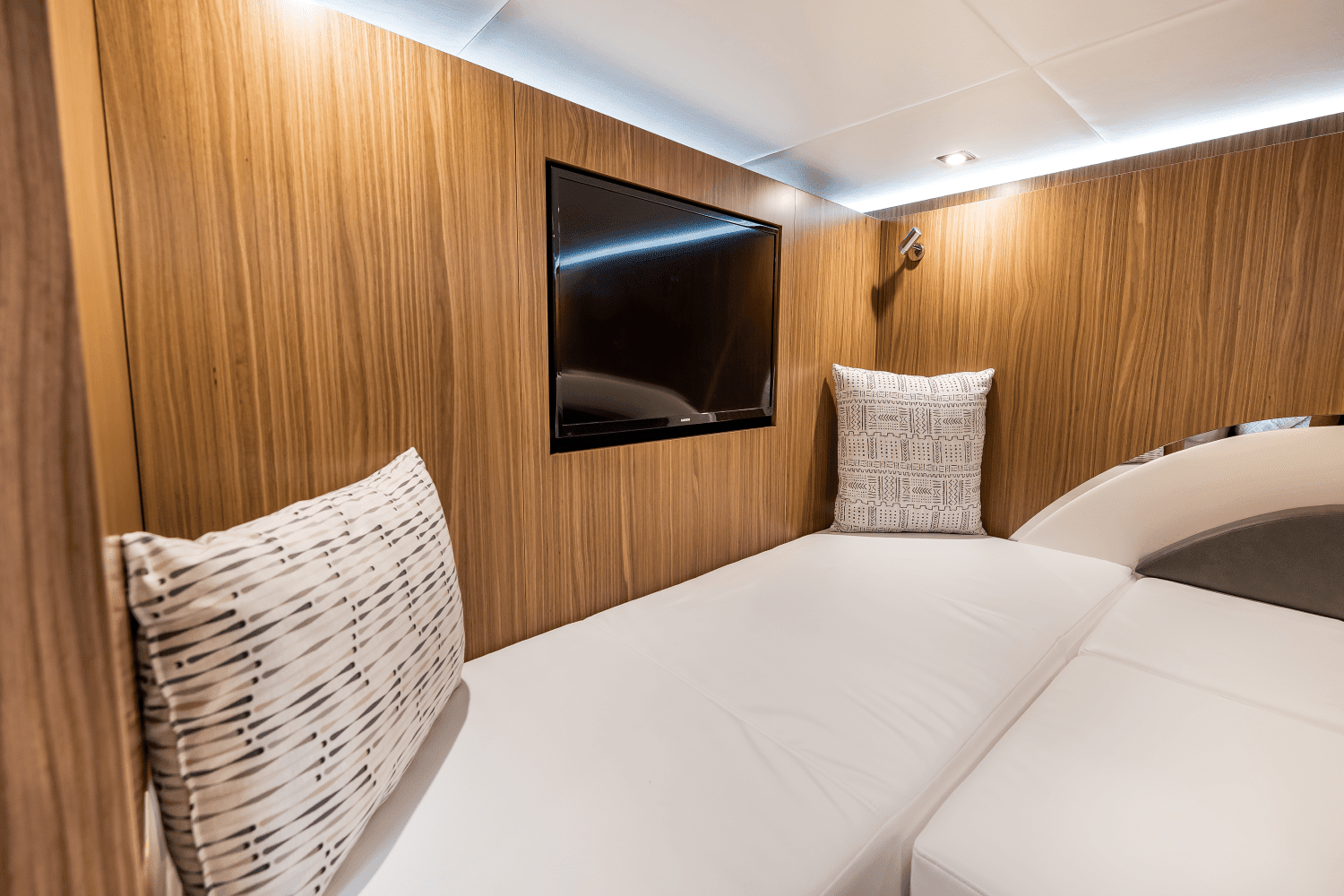 2025 Cruisers Yachts 50 GLS Outboard Image Thumbnail #51