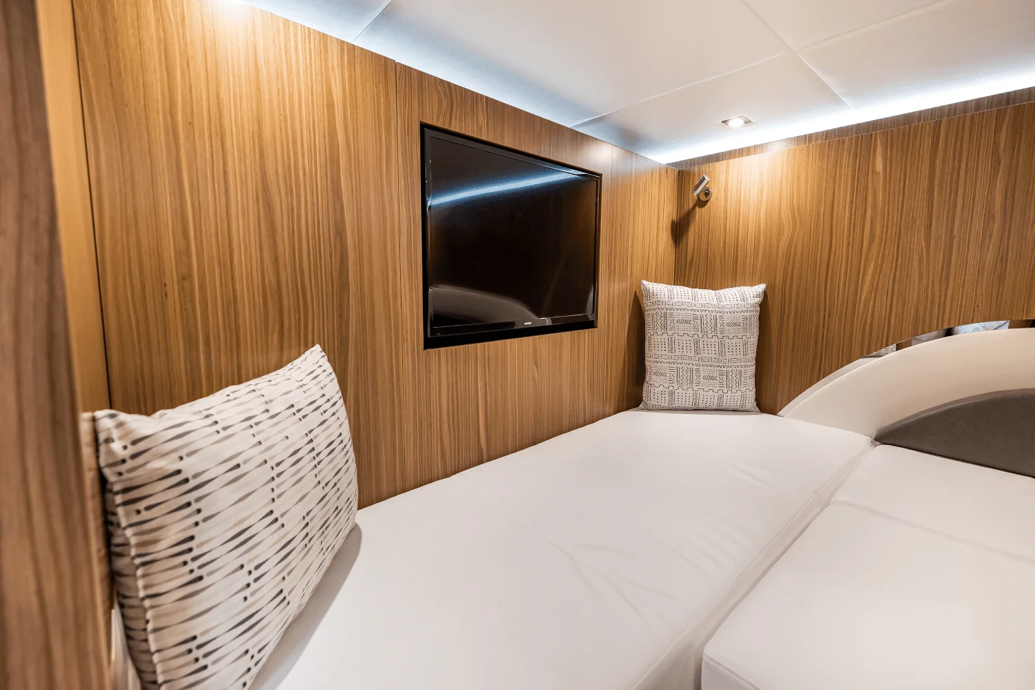 2025 Cruisers Yachts 50 GLS Outboard Image Thumbnail #51