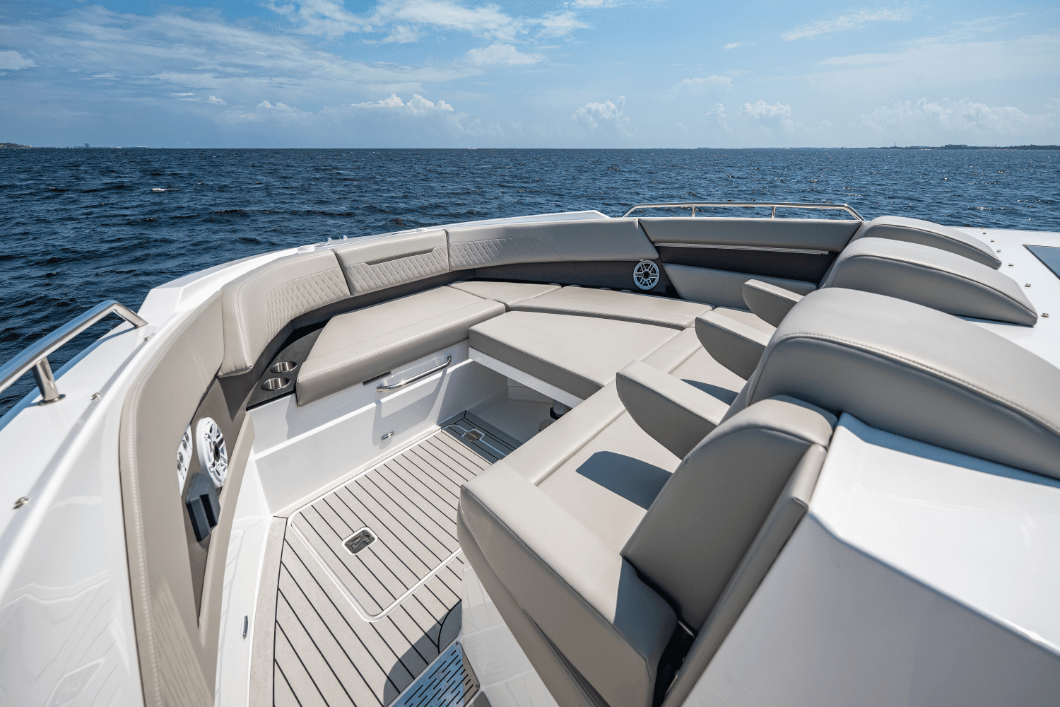 2025 Cruisers Yachts 50 GLS Outboard Image Thumbnail #55