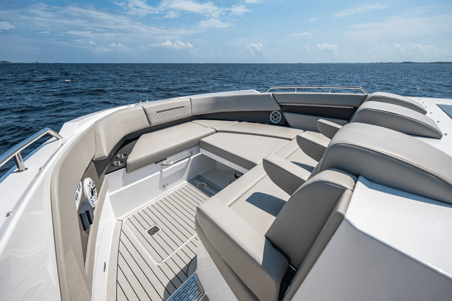 2025 Cruisers Yachts 50 GLS Outboard Image Thumbnail #55