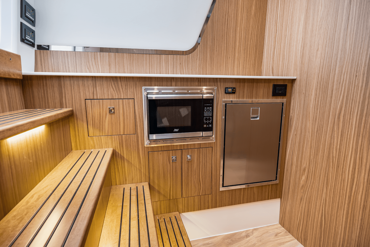 2025 Cruisers Yachts 50 GLS Outboard Image Thumbnail #43