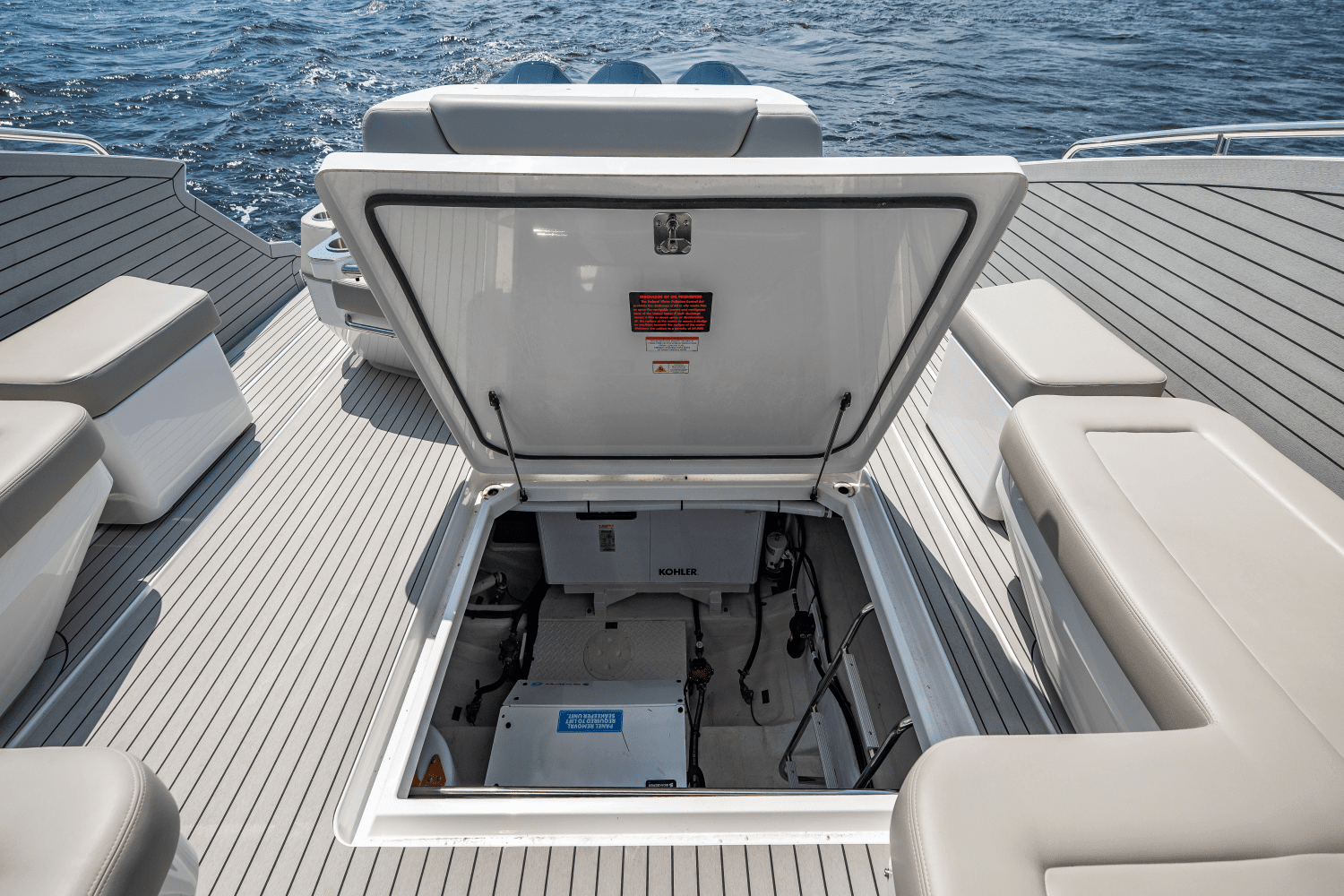 2025 Cruisers Yachts 50 GLS Outboard Image Thumbnail #28