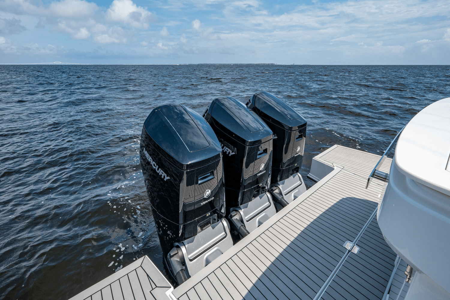 2025 Cruisers Yachts 50 GLS Outboard Image Thumbnail #17