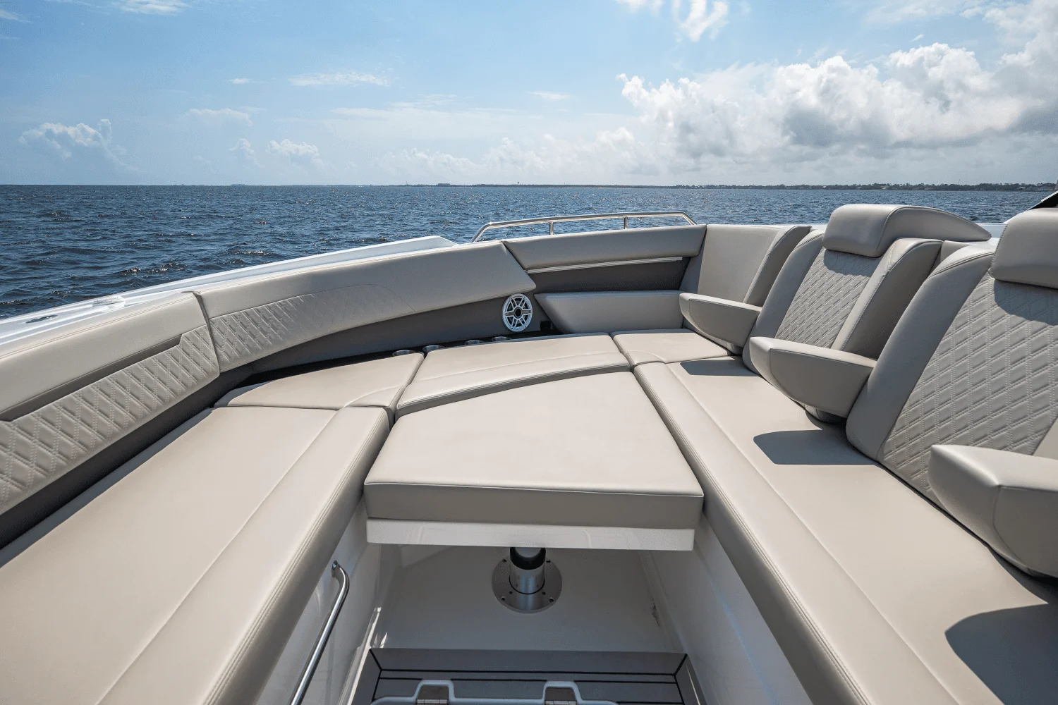 2025 Cruisers Yachts 50 GLS Outboard Image Thumbnail #56