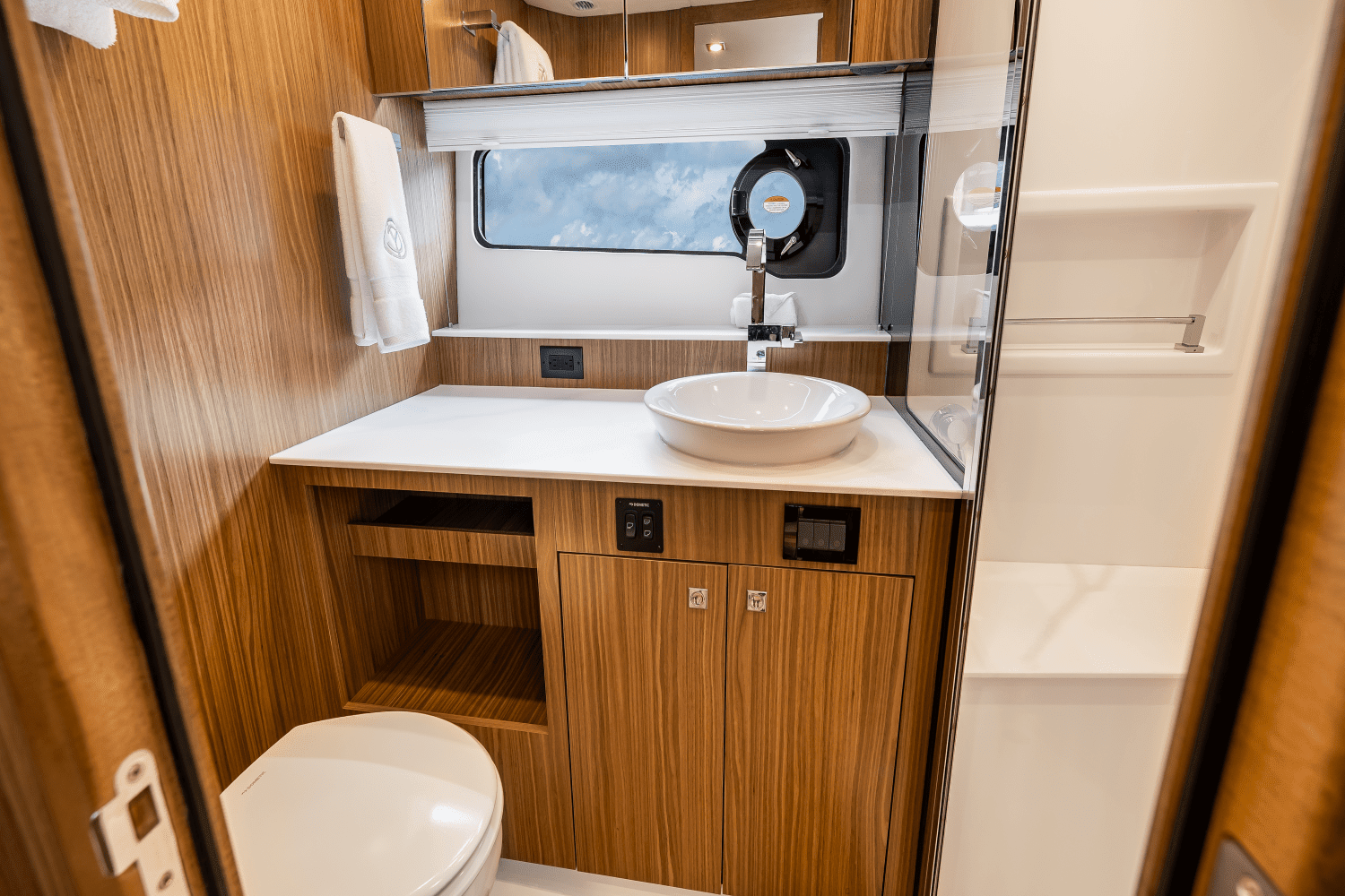 2025 Cruisers Yachts 50 GLS Outboard Image Thumbnail #44