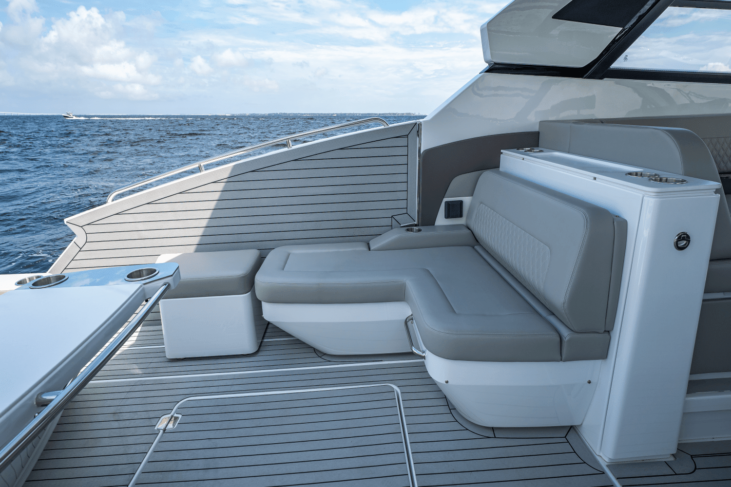 2025 Cruisers Yachts 50 GLS Outboard Image Thumbnail #24