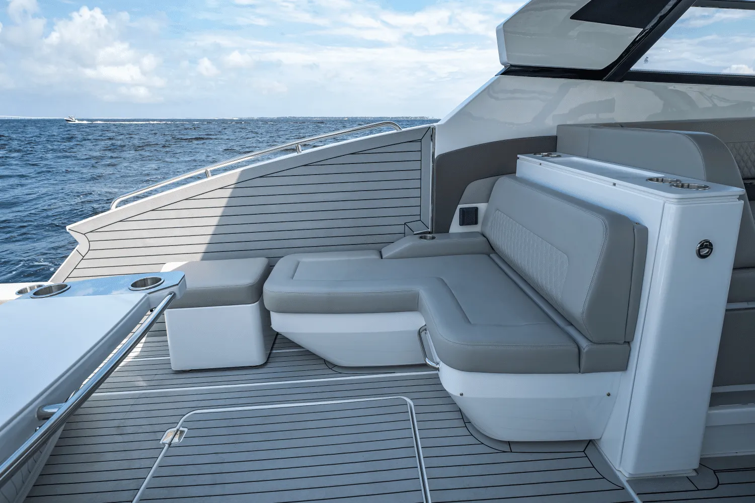 2025 Cruisers Yachts 50 GLS Outboard Image Thumbnail #24