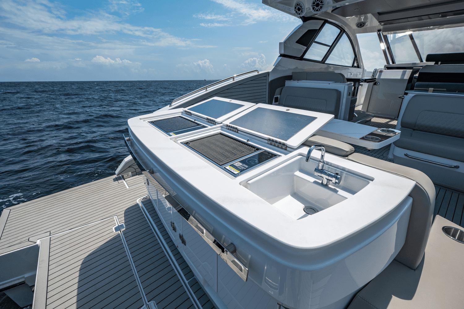 2025 Cruisers Yachts 50 GLS Outboard Image Thumbnail #23