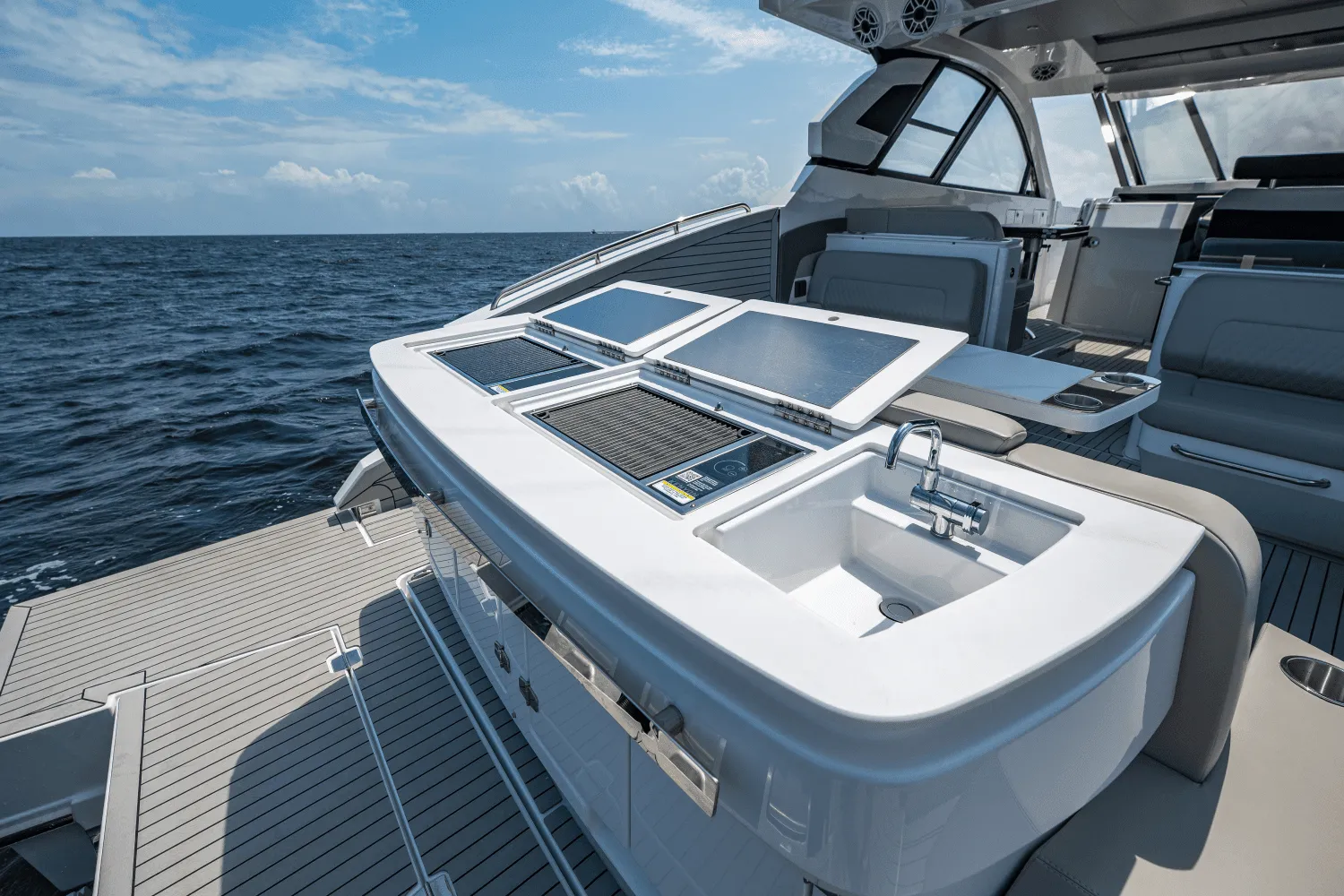 2025 Cruisers Yachts 50 GLS Outboard Image Thumbnail #23