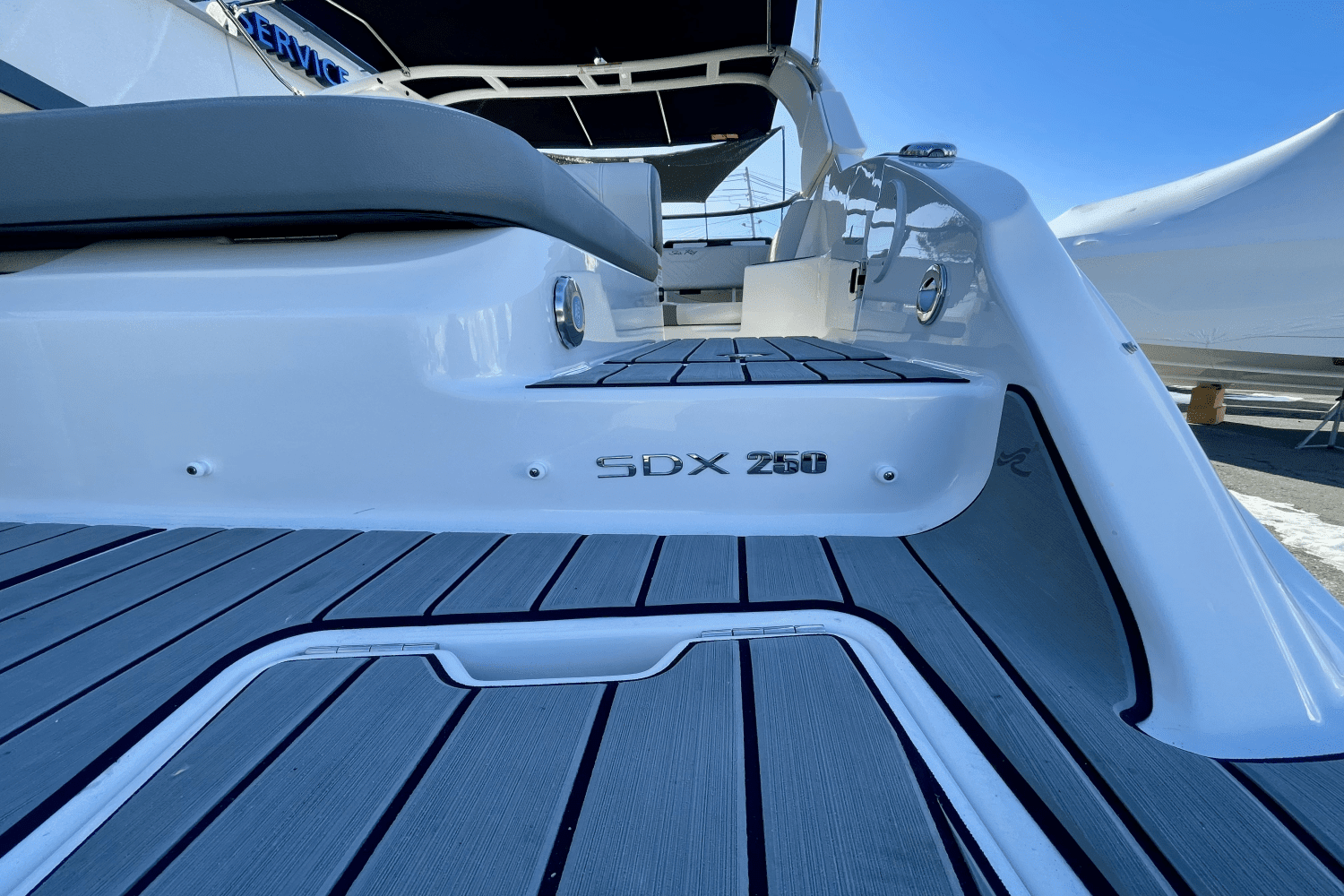 2025 Sea Ray SDX 250 Outboard Image Thumbnail #4