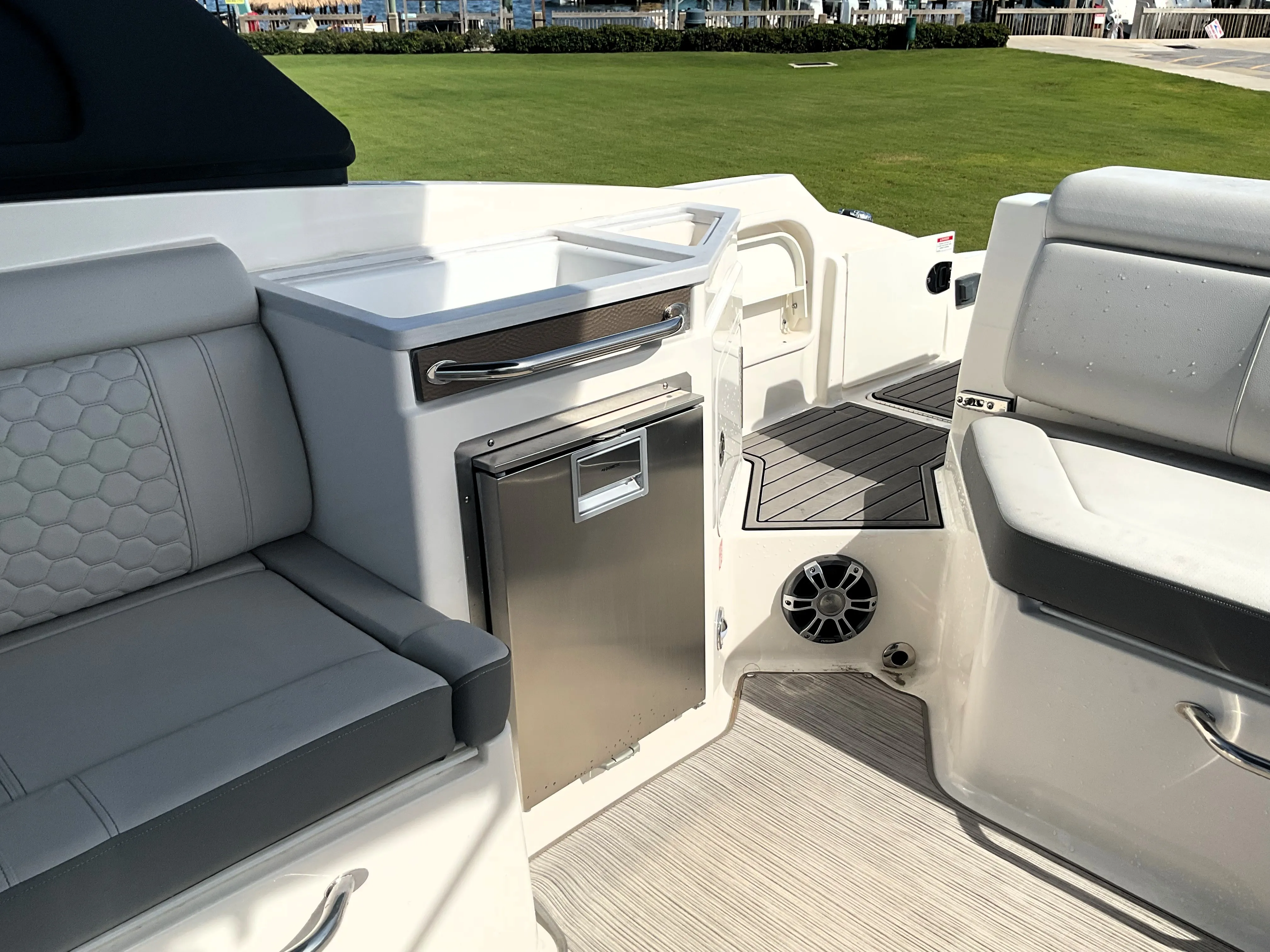 2025 Sea Ray SDX 290 Outboard Image Thumbnail #19