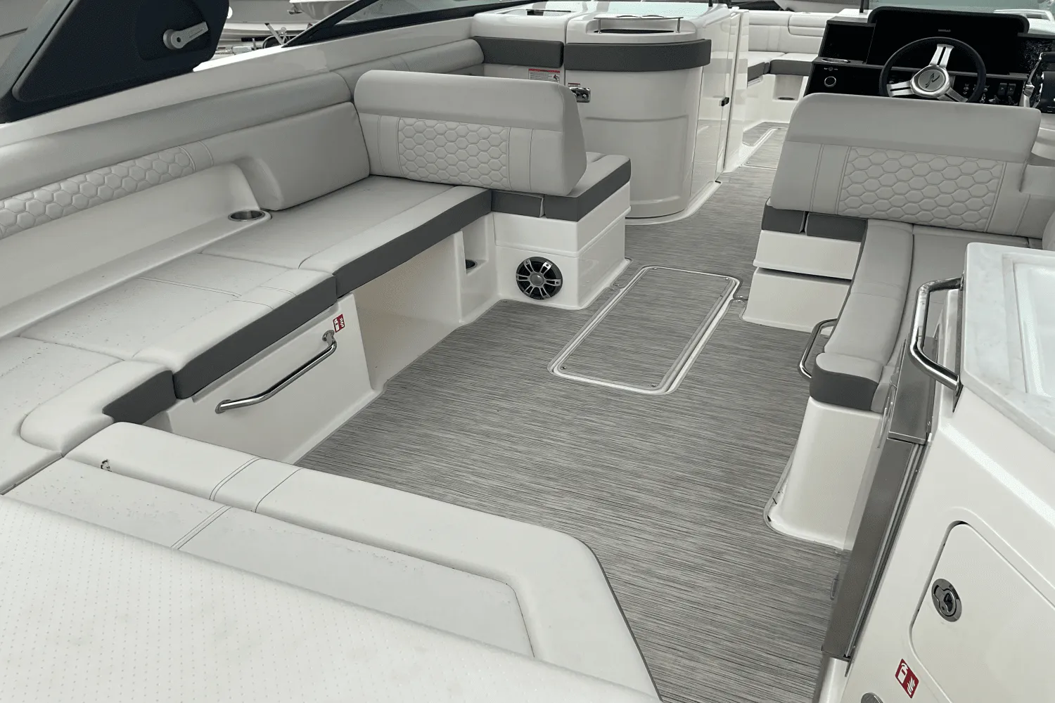 2025 Sea Ray SDX 290 Outboard Image Thumbnail #7