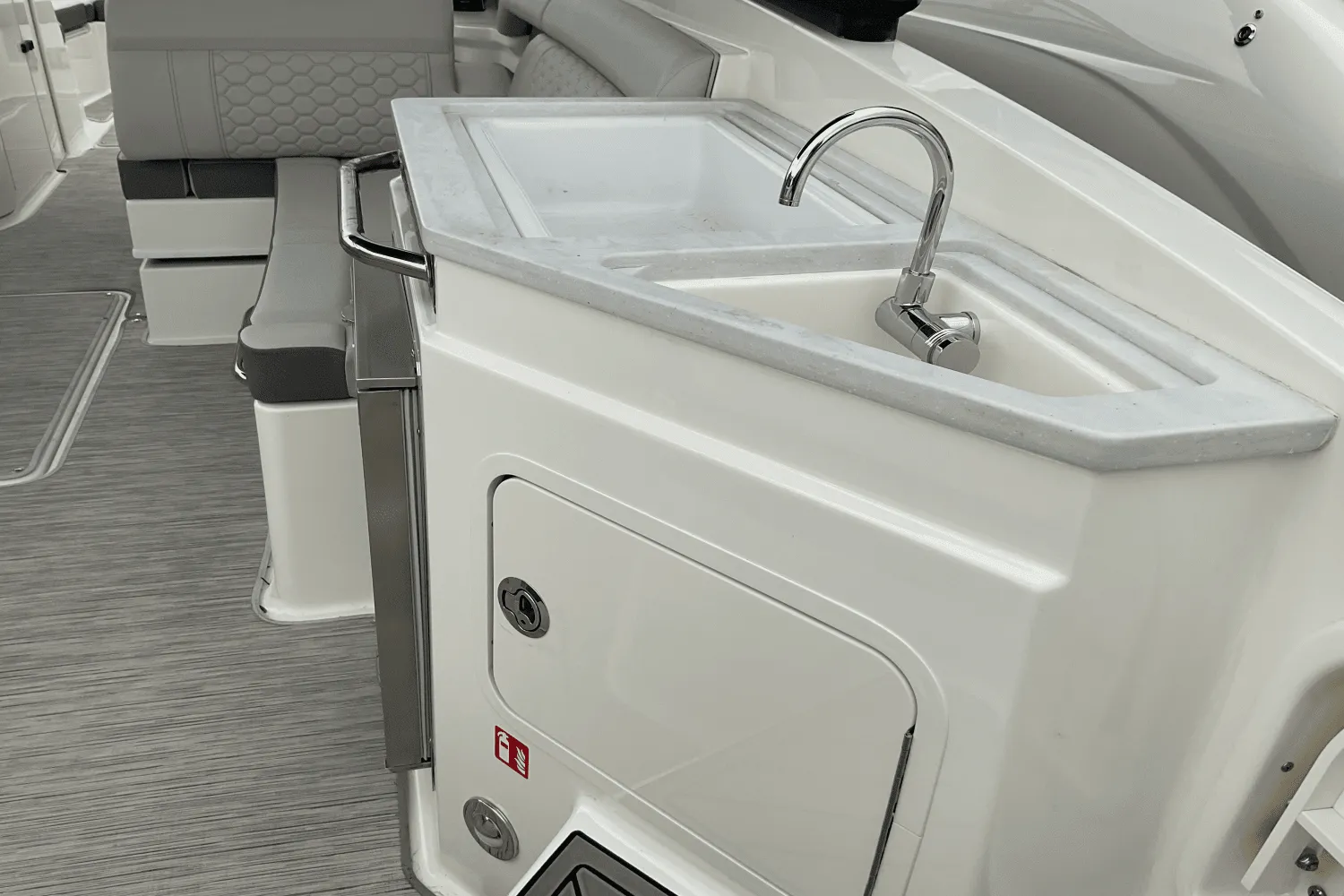2025 Sea Ray SDX 290 Outboard Image Thumbnail #8