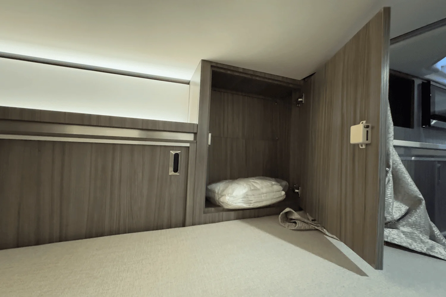 2025 Sea Ray Sundancer 320 Image Thumbnail #43