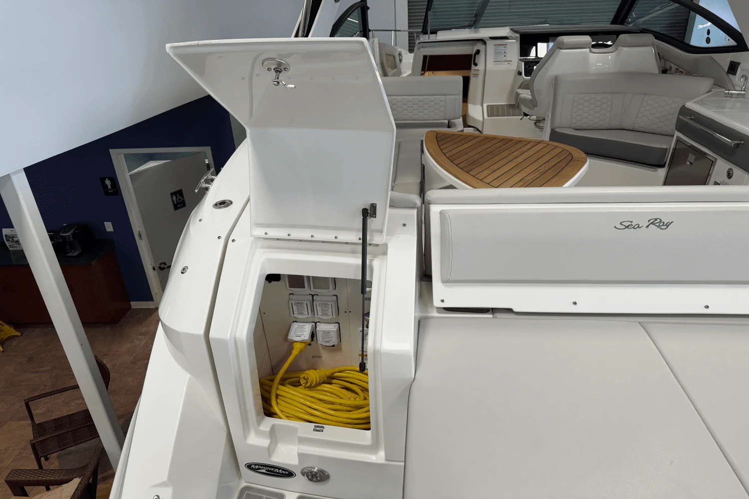 2025 Sea Ray Sundancer 320 Image Thumbnail #4