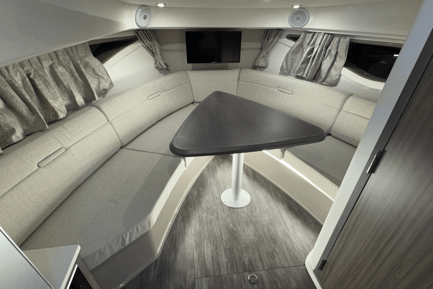 2025 Sea Ray Sundancer 320 Image Thumbnail #35