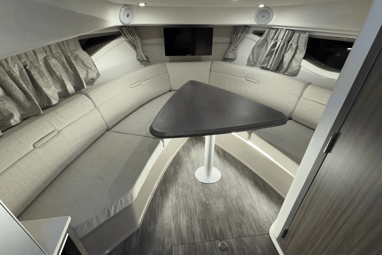 2025 Sea Ray Sundancer 320 Image Thumbnail #35