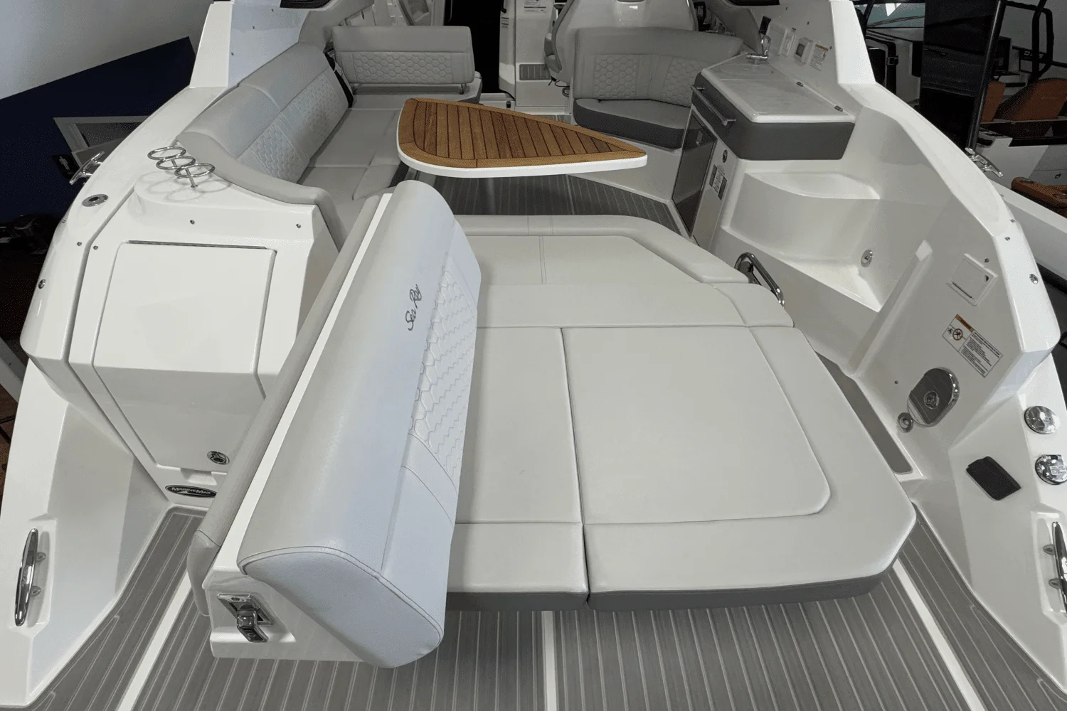 2025 Sea Ray Sundancer 320 Image Thumbnail #8