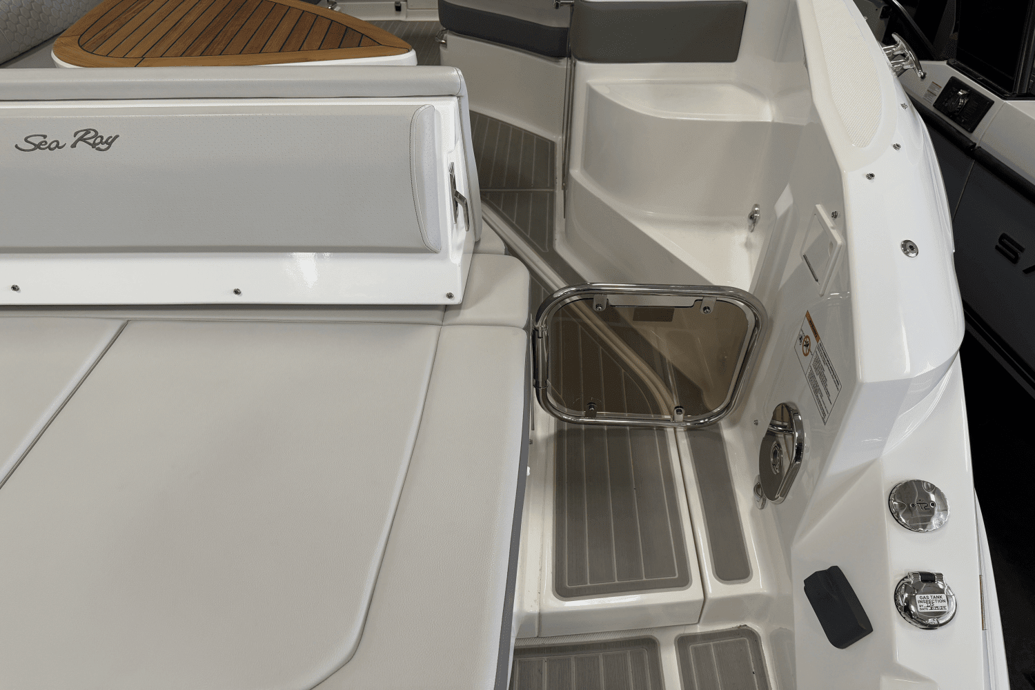 2025 Sea Ray Sundancer 320 Image Thumbnail #11