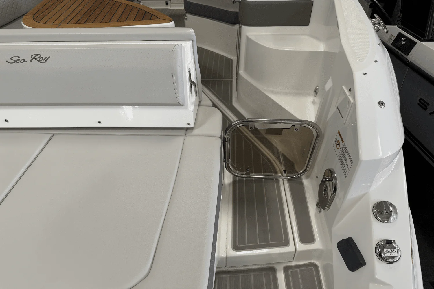 2025 Sea Ray Sundancer 320 Image Thumbnail #11