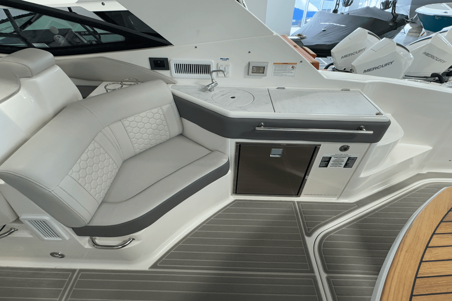 2025 Sea Ray Sundancer 320 Image Thumbnail #19
