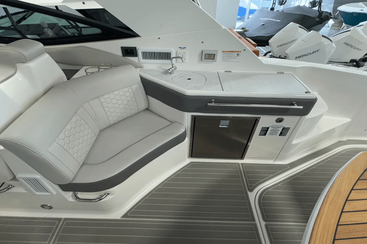 2025 Sea Ray Sundancer 320 Image Thumbnail #19