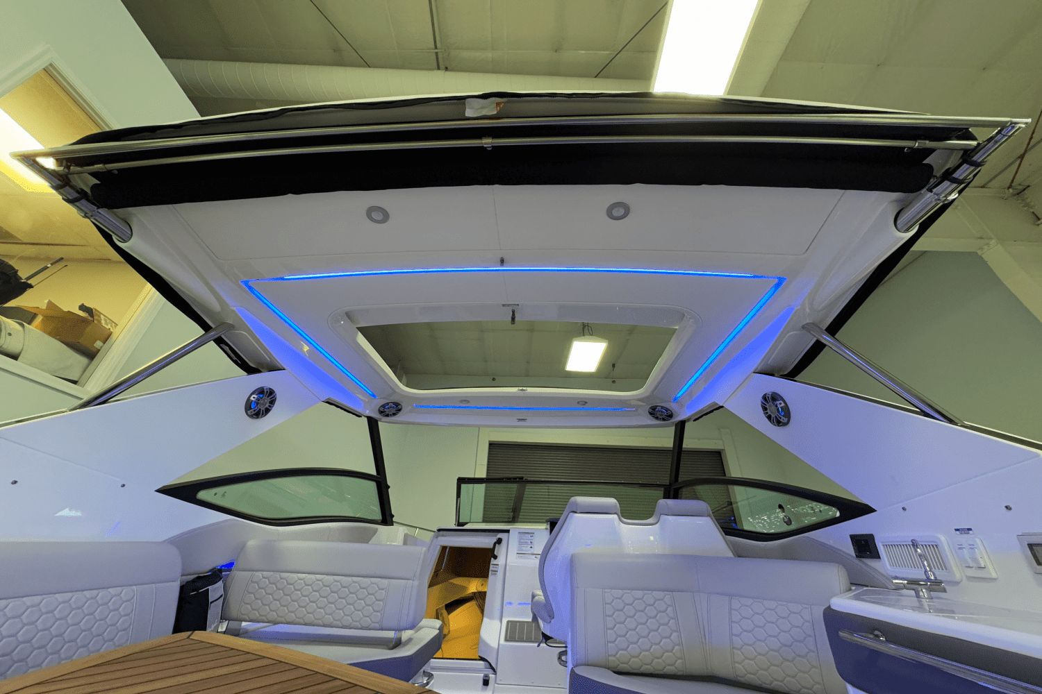 2025 Sea Ray Sundancer 320 Image Thumbnail #15