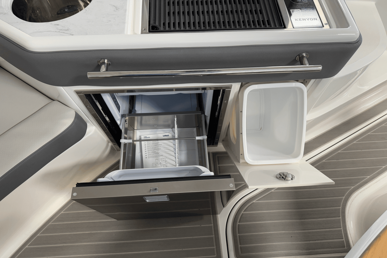 2025 Sea Ray Sundancer 320 Image Thumbnail #21