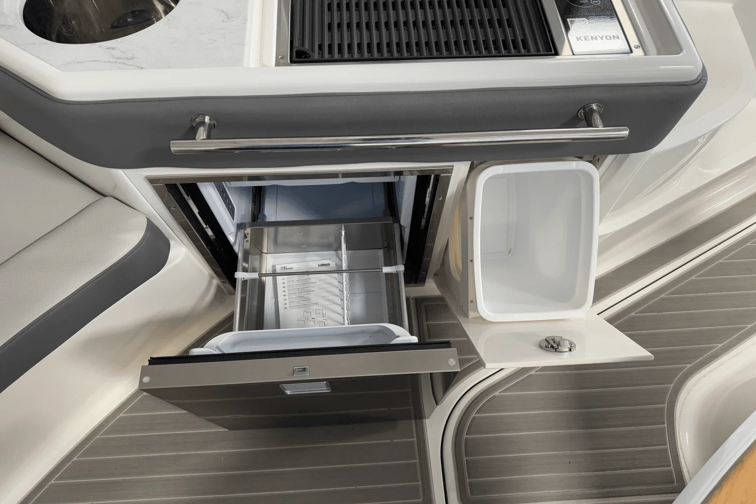 2025 Sea Ray Sundancer 320 Image Thumbnail #21