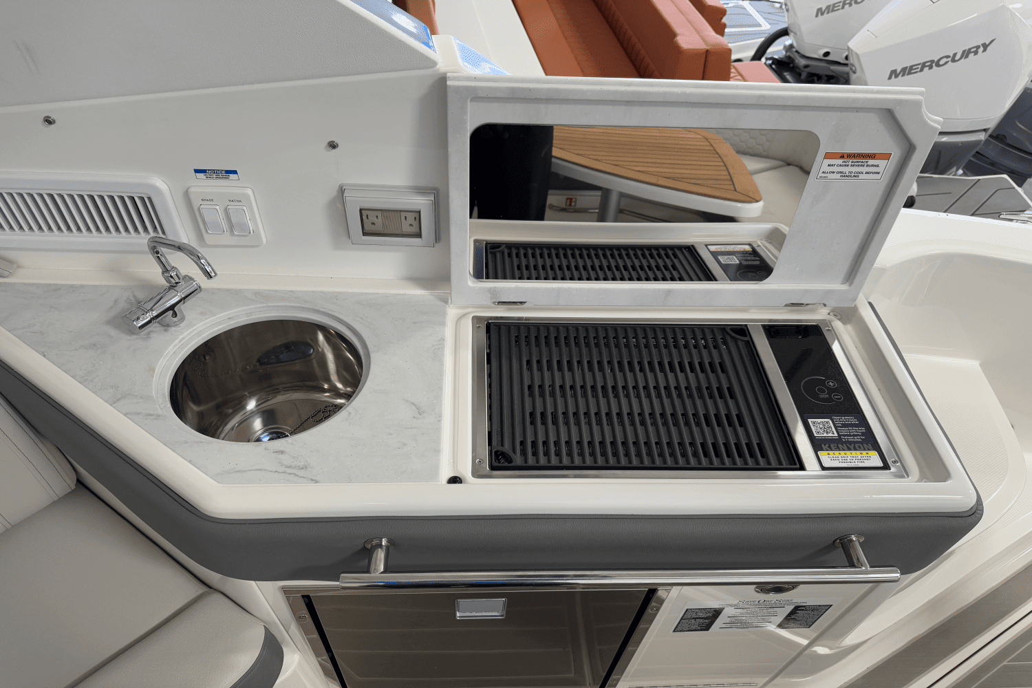 2025 Sea Ray Sundancer 320 Image Thumbnail #20