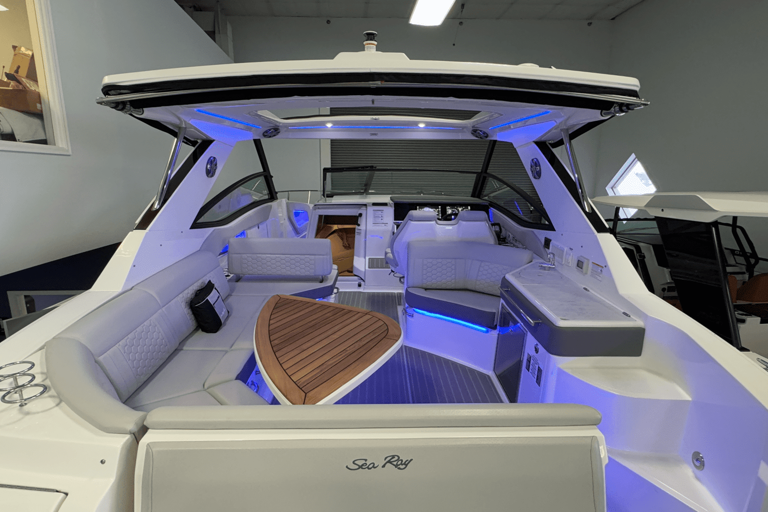 2025 Sea Ray Sundancer 320 Image Thumbnail #14