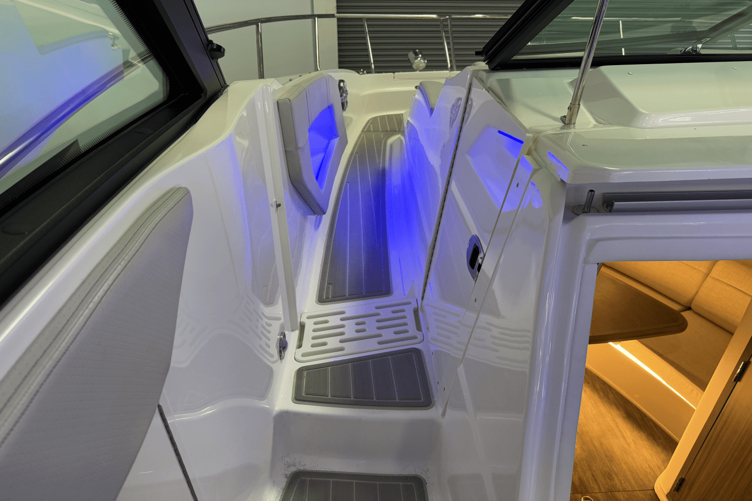 2025 Sea Ray Sundancer 320 Image Thumbnail #46