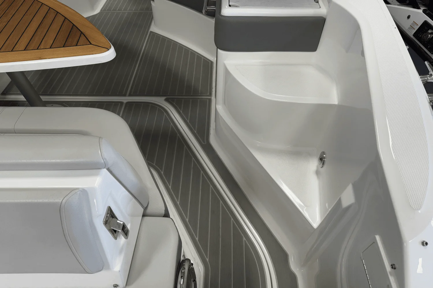 2025 Sea Ray Sundancer 320 Image Thumbnail #13