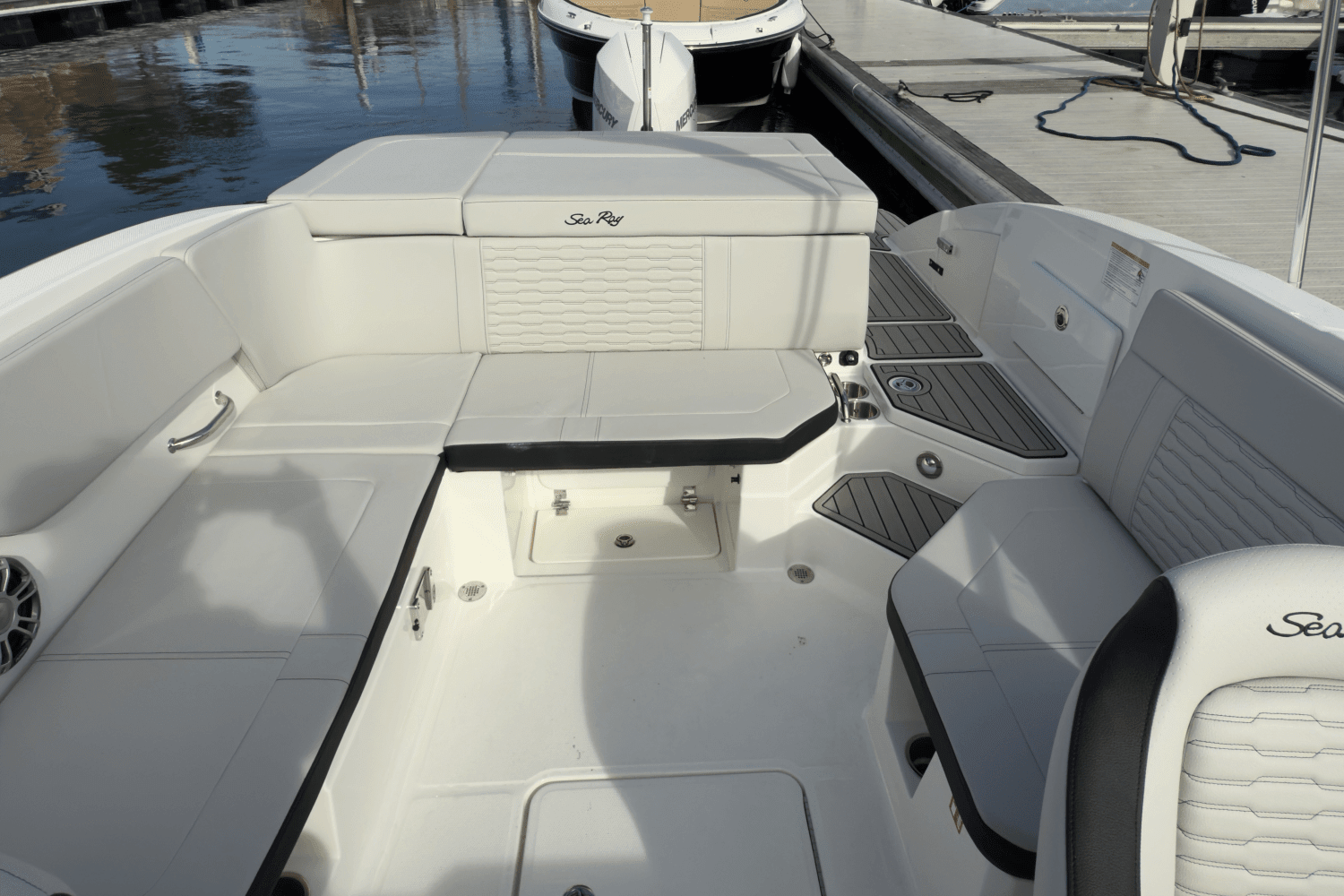 2025 Sea Ray SPX 230 Outboard Image Thumbnail #6