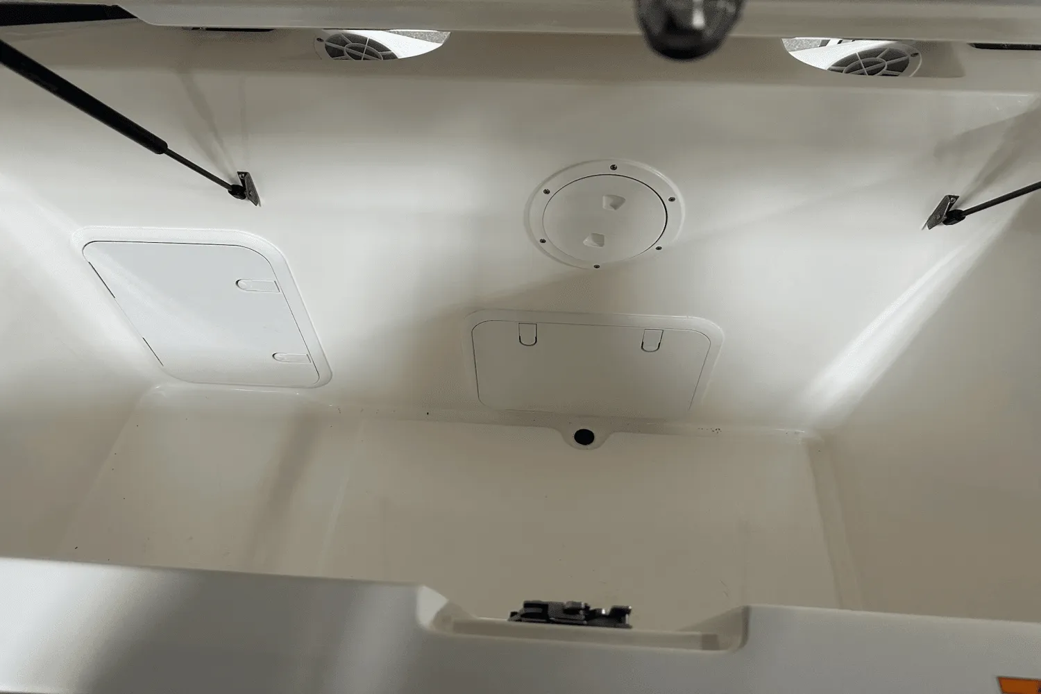 2025 Sea Ray SPX 230 Outboard Image Thumbnail #32