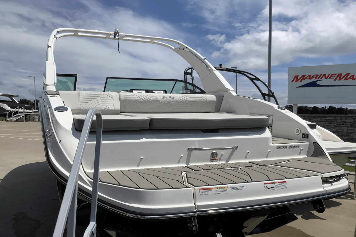 2025 Sea Ray SDX 270 Surf Image Thumbnail #3