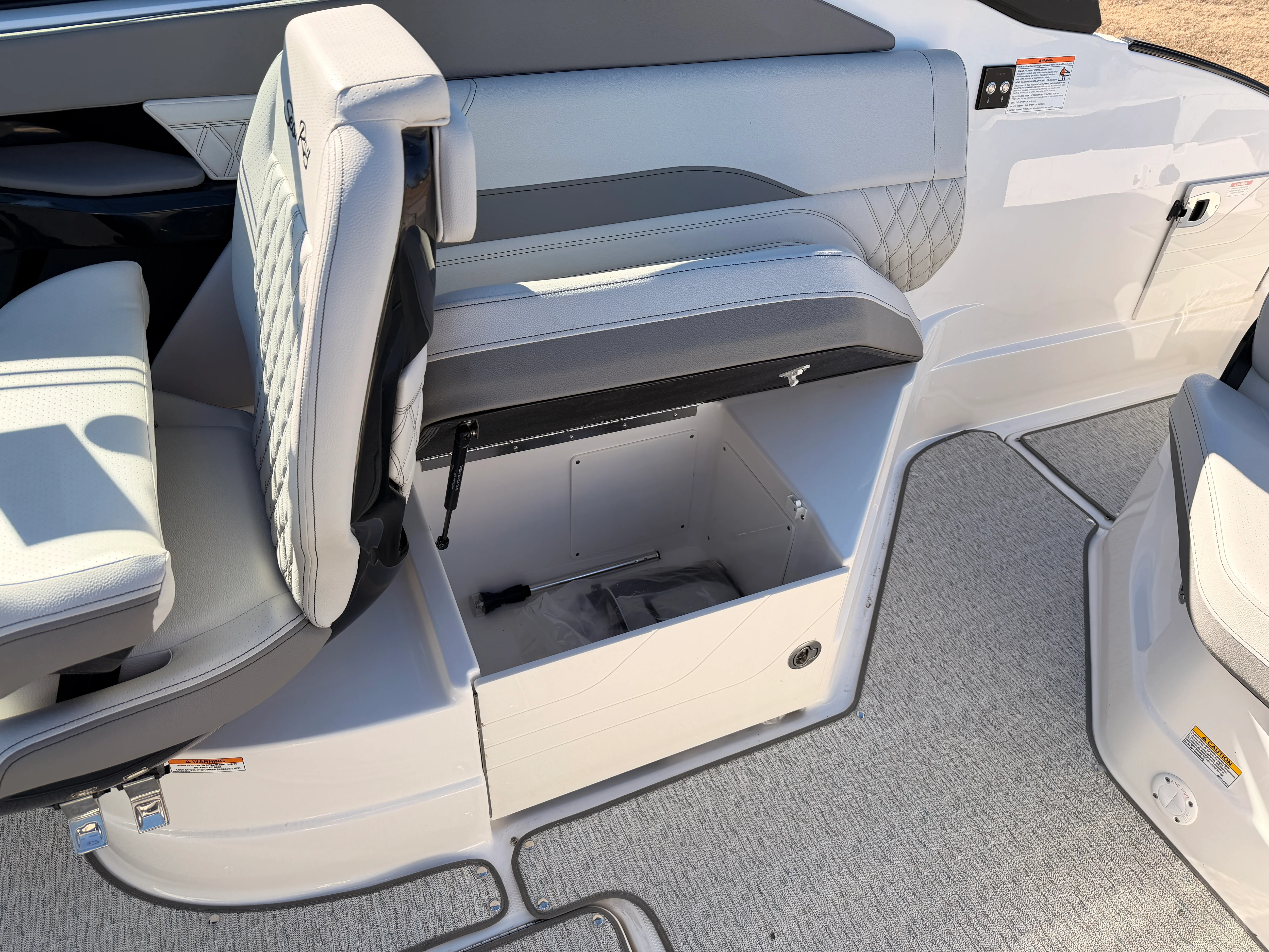 2025 Sea Ray SLX 260 Image Thumbnail #13