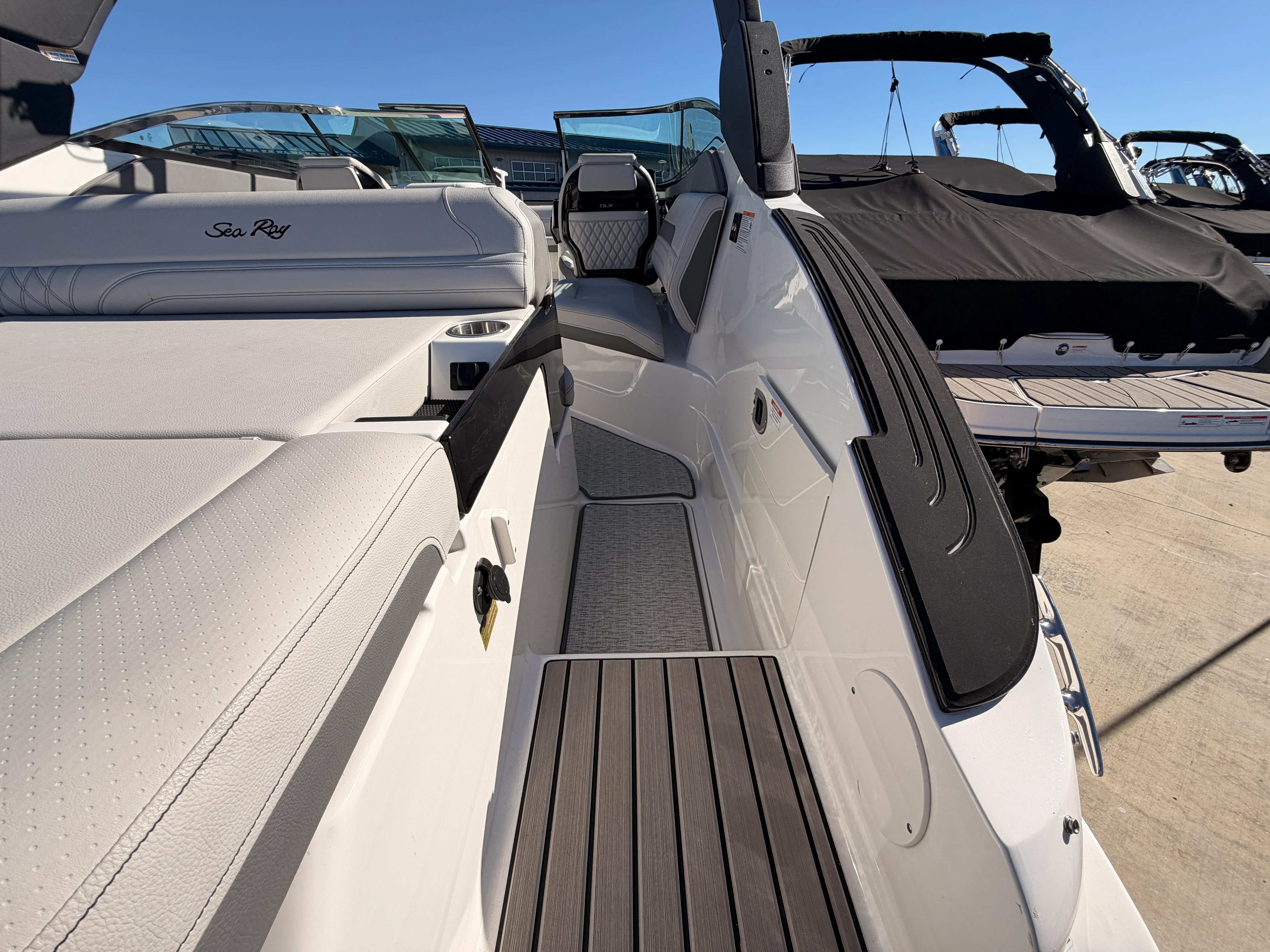 2025 Sea Ray SLX 260 Image Thumbnail #8