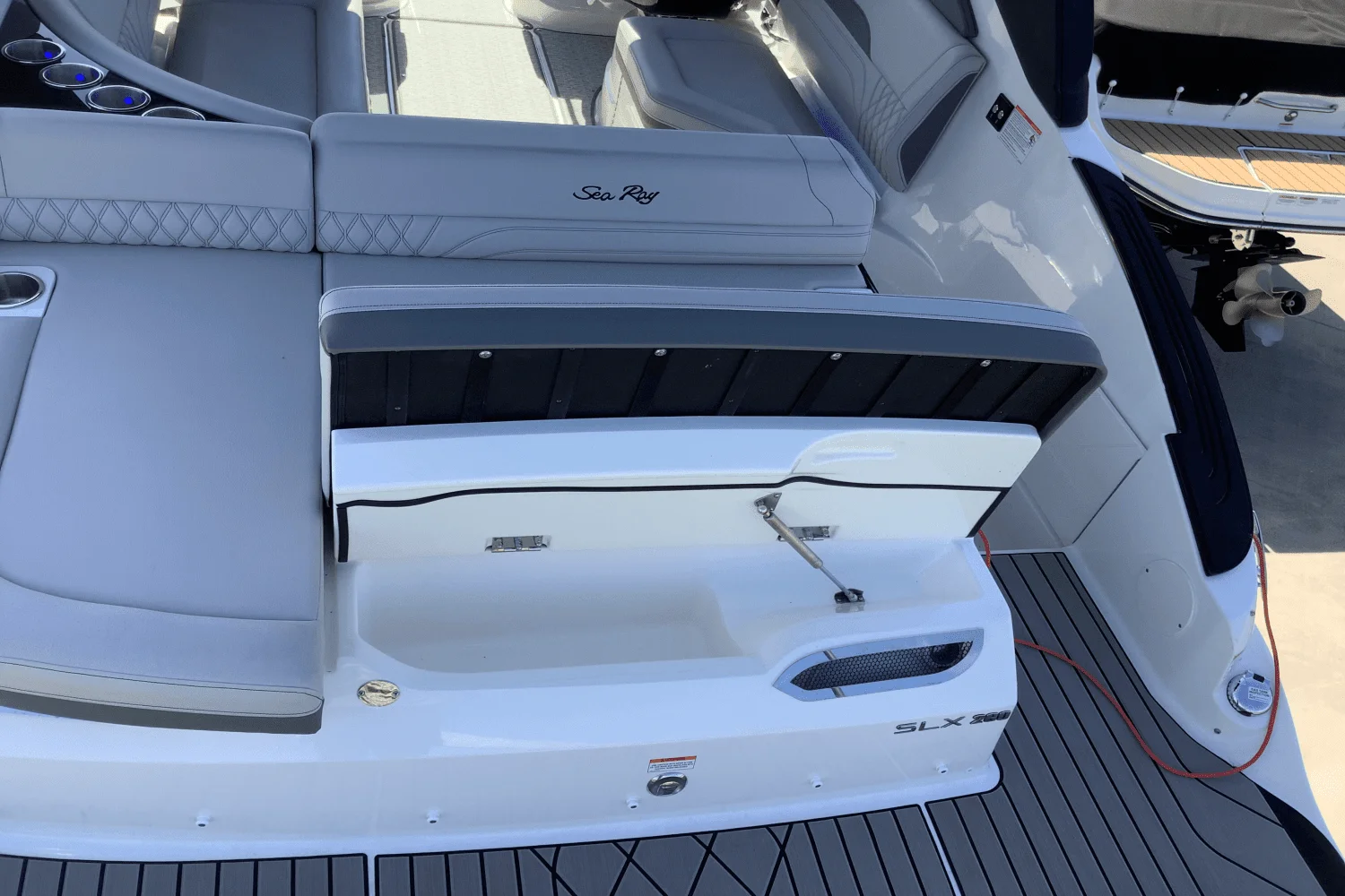 2025 Sea Ray SLX 260 Image Thumbnail #14