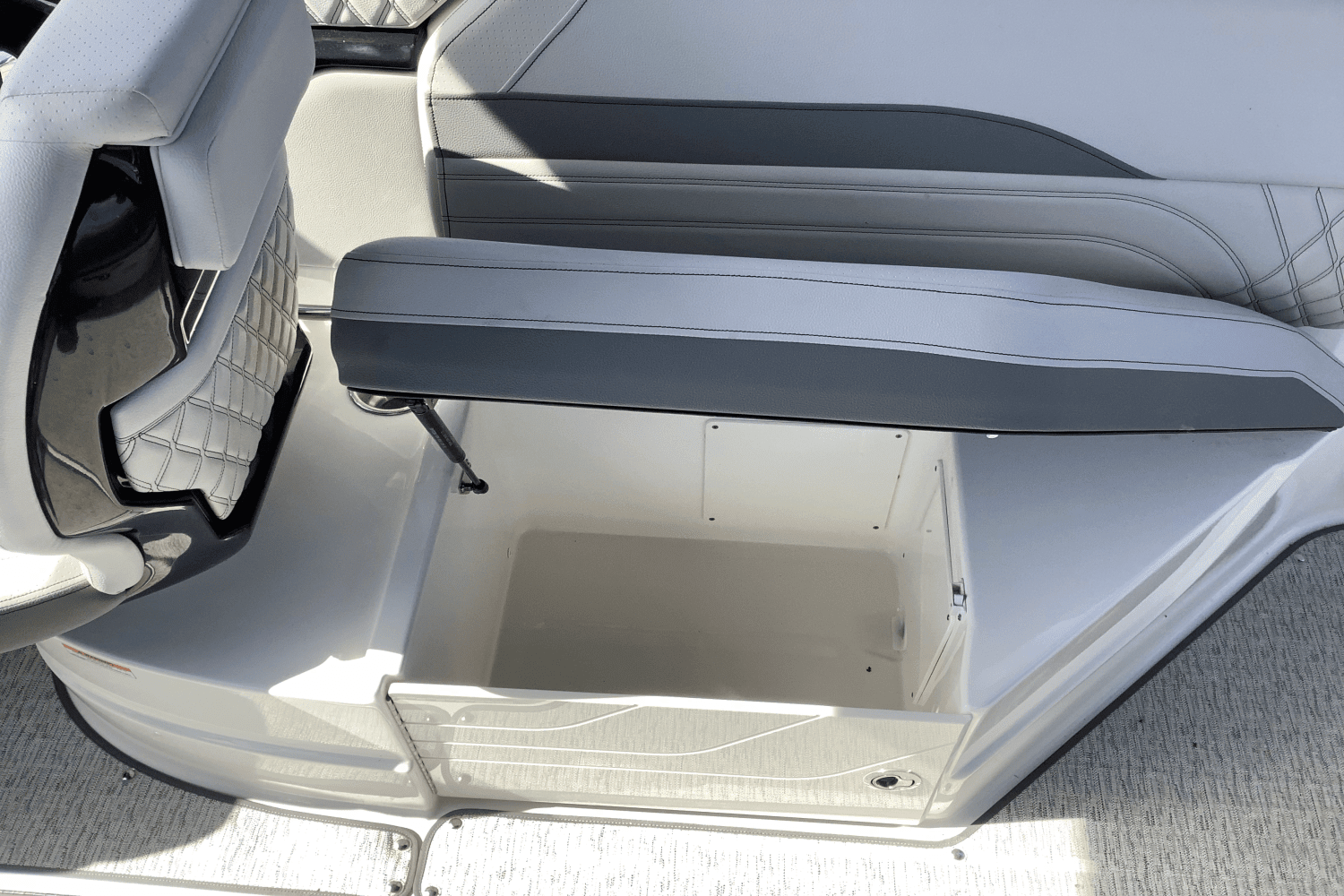 2025 Sea Ray SLX 260 Image Thumbnail #24