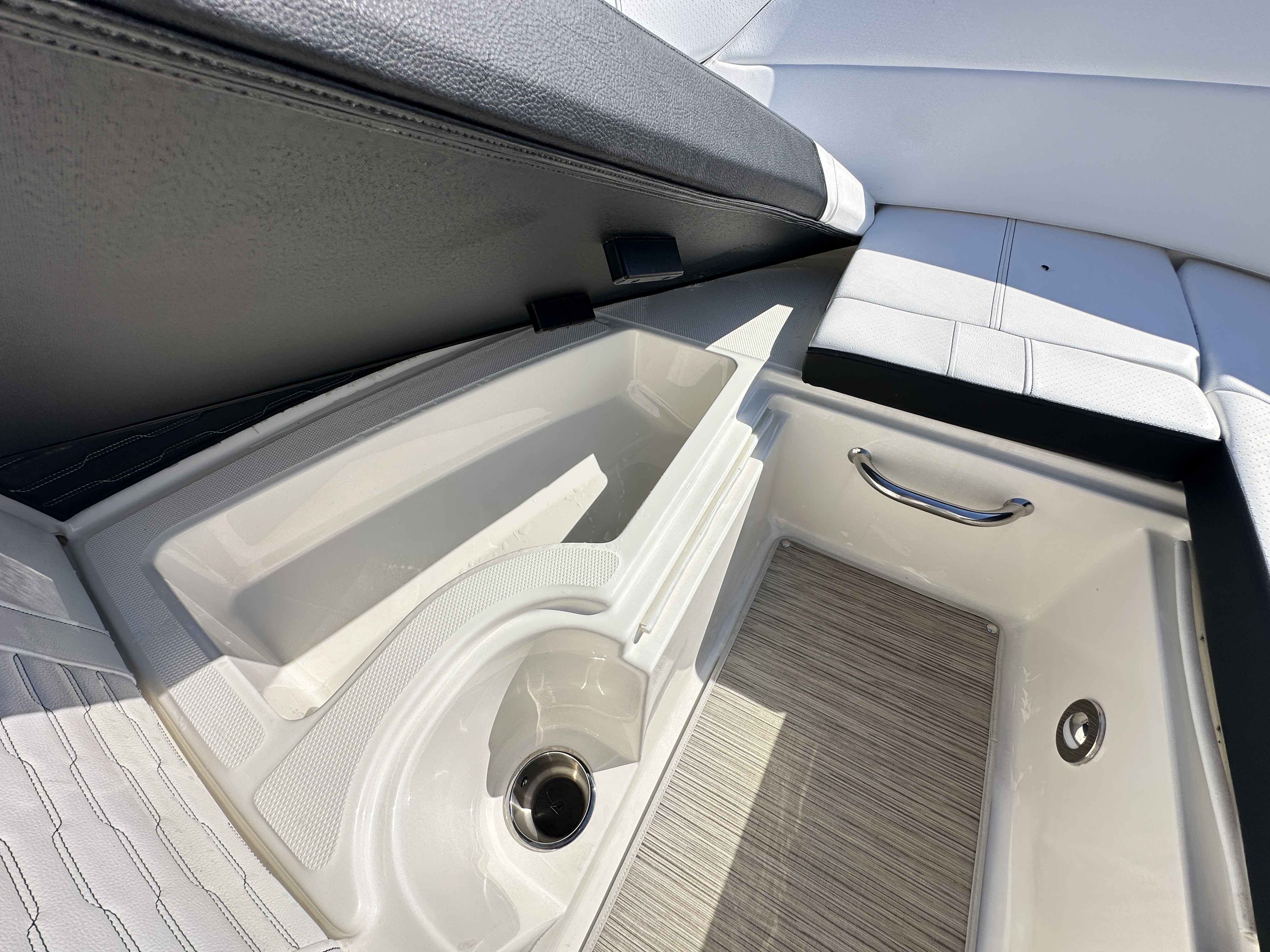 2025 Sea Ray SPX 230 Outboard Image Thumbnail #25