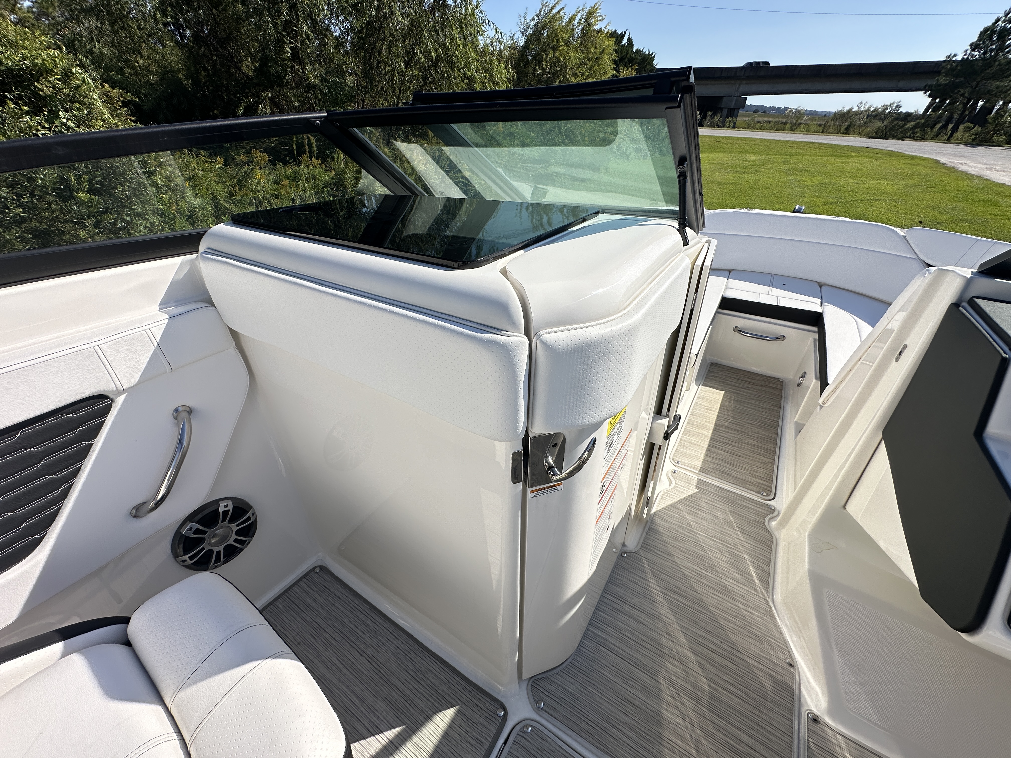 2025 Sea Ray SPX 230 Outboard Image Thumbnail #16