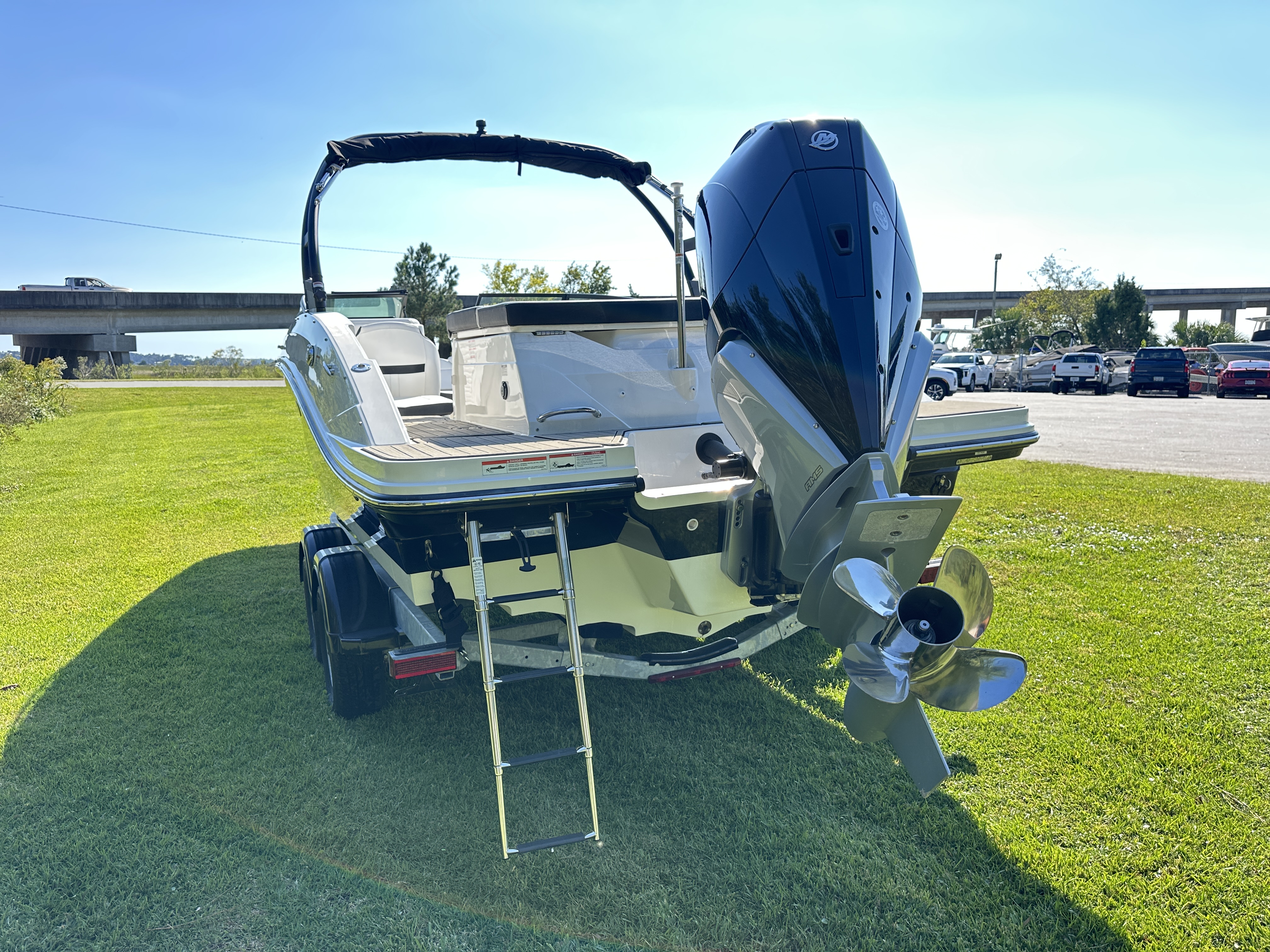 2025 Sea Ray SPX 230 Outboard Image Thumbnail #3