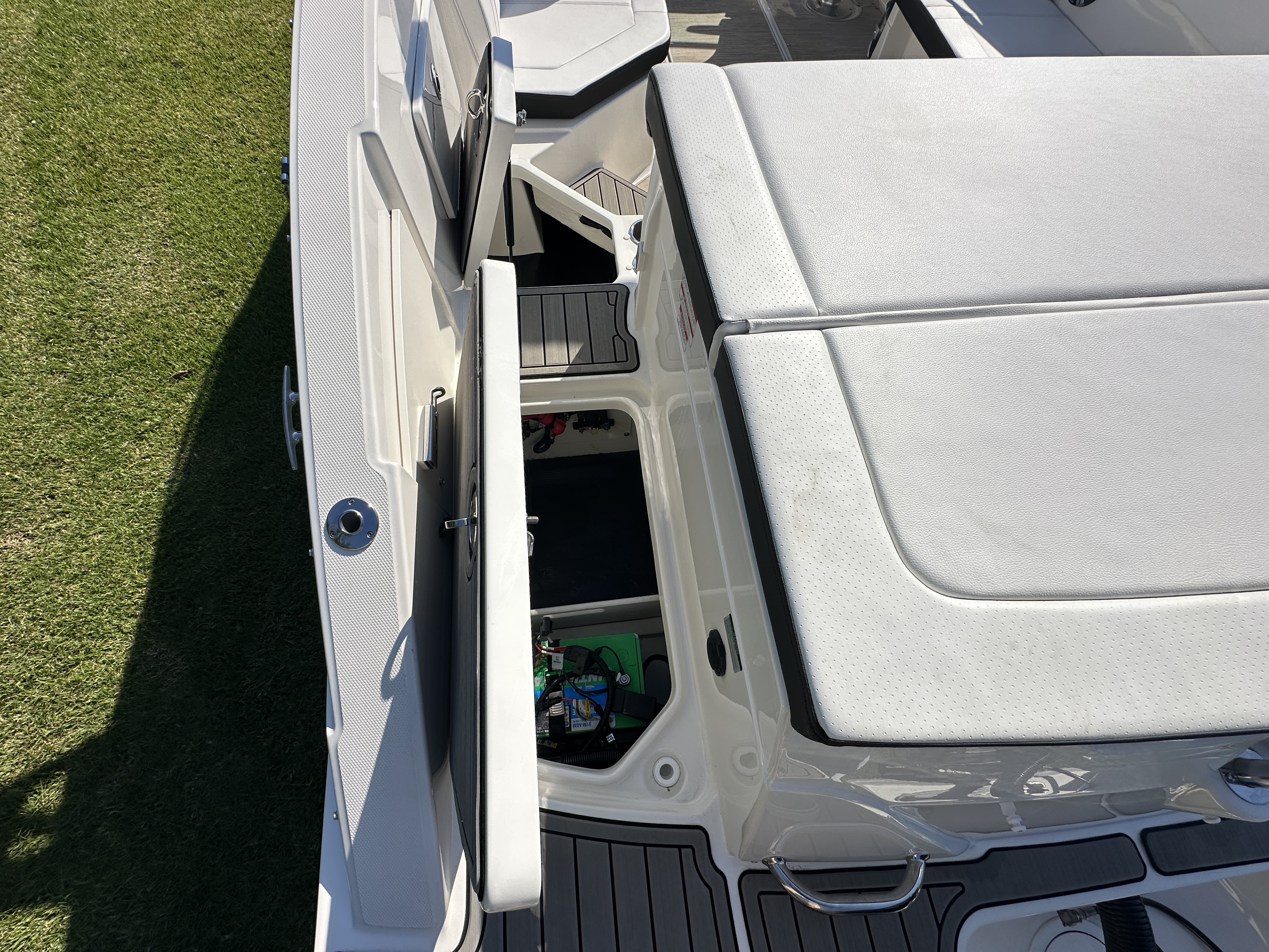 2025 Sea Ray SPX 230 Outboard Image Thumbnail #8