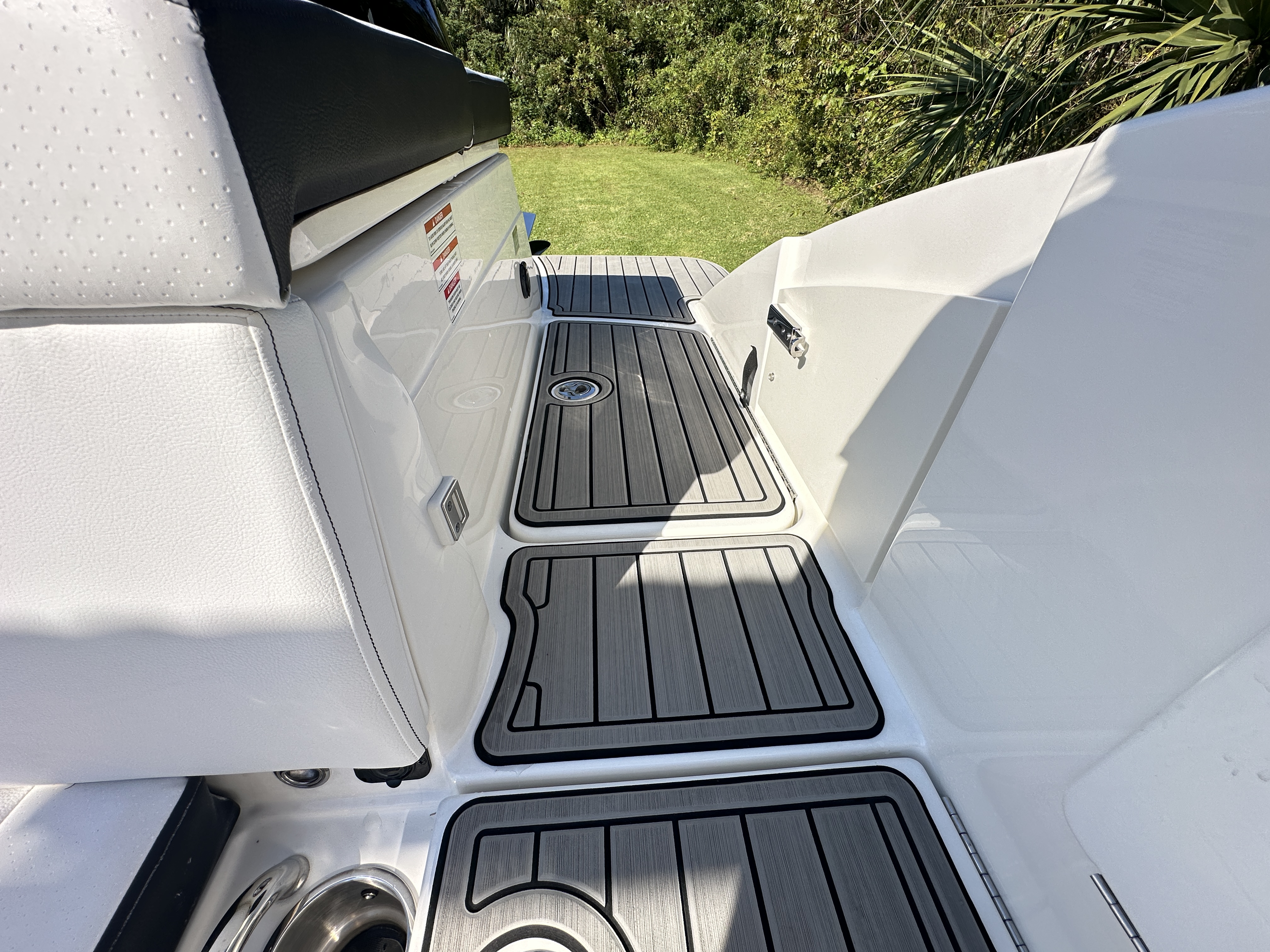 2025 Sea Ray SPX 230 Outboard Image Thumbnail #31