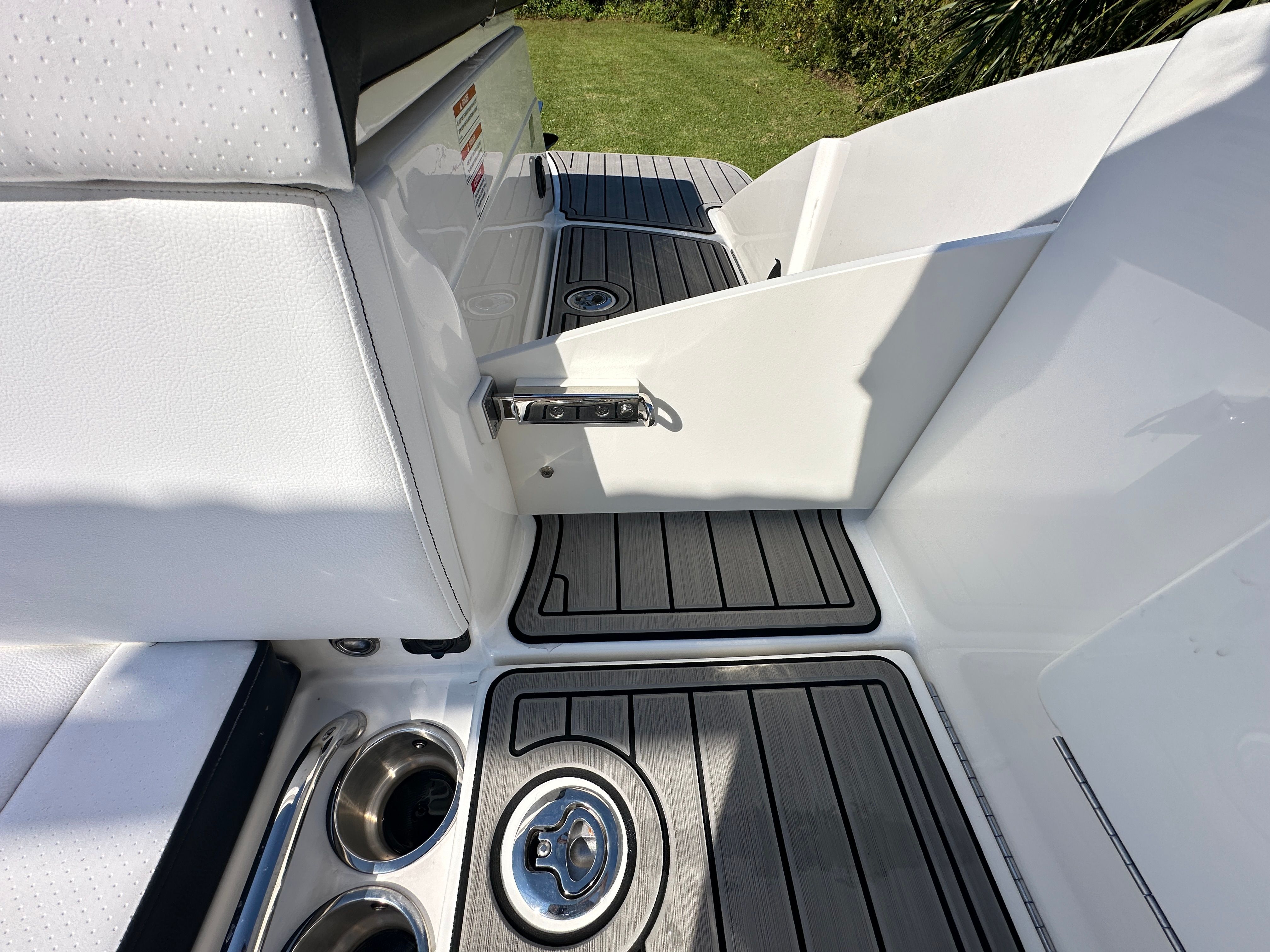 2025 Sea Ray SPX 230 Outboard Image Thumbnail #30